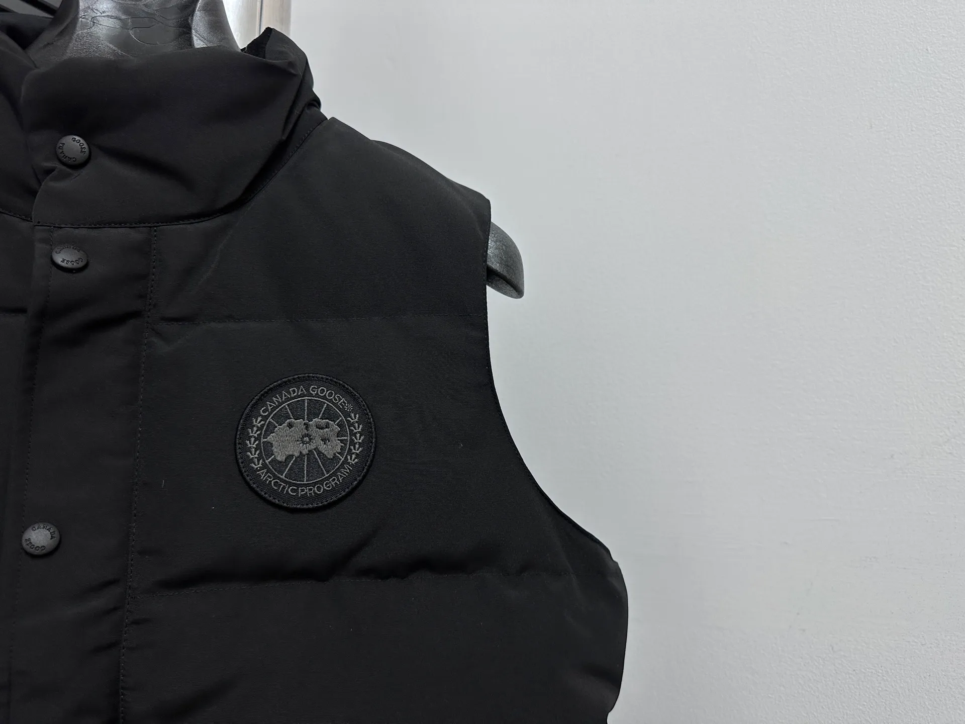 P360 [Canada Goose] Canada Goose #Freestyle Crew 4154M Men’s and Women’s Vest Down# ➖ Imported Behringer embroidery machine with customized 10,000-needle embroidery logo! ➖ Imported 21-count polyester-cotton blended original fabric, using Feather-Light 10D waterproof coating fabric, made of 84.5% polyester fiber and 15.5% cotton, 100% the best feel in the entire network! ➖ The genuine official website uses the national standard 80 white duck down, and will never be misled by false claims such as 90 down or goose down! ➖ 100% nylon nylon lining with double double-layer sealing design to prevent velvet from running away. Top-grade polar fleece is used in the collar and pockets to keep warm and comfortable! ➖ Yoshida YKK provides original custom-made electroplated sliders. YKK two-way lockable zippers are tight and smooth and will not peel off paint! ➖ 3M composite original Velcro is durable, and all accessories and hardware are disassembled and customized! ⛔No slander, no exaggeration, no need for too much copywriting, because it is focused, it is professional!  SIZE: XS S M L XL XXL